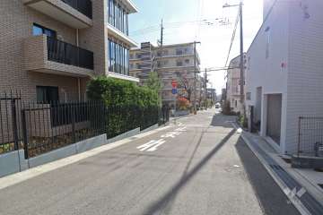 敷地西側の前面道路（北側から）