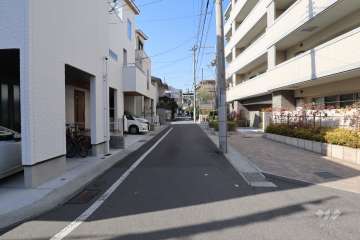 敷地南側の前面道路