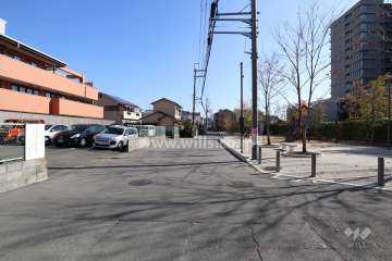 敷地北側の前面道路(西側から)