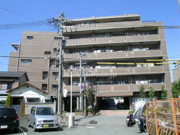 敷地の南側は道路を挟んで隣接するマンションの駐車場です。