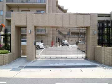 駐車場出入り口(リングシャッター付き)