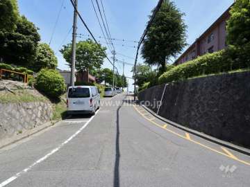 物件の北側前面道路（西側から）
