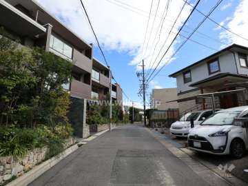 敷地西側の前面道路(北側から)