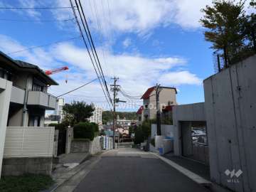 敷地北側の前面道路(西側から)