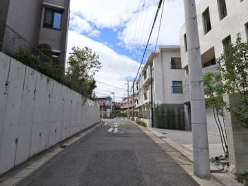 敷地北側の前面道路(東側から)