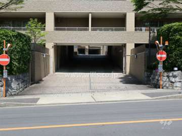 駐車場出入り口