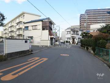 東側前面道路とマンション建物一部