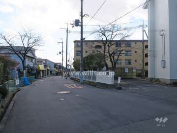 東側前面道路とマンション建物一部