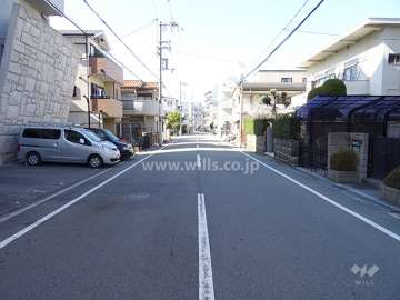 敷地の北側前面道路（東側から）