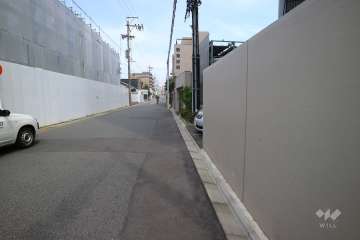敷地の北側前面道路（西側から）