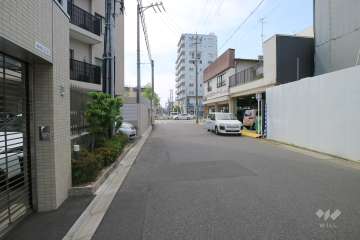 敷地の北側前面道路（東側から）