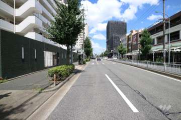 敷地北側の前面道路。二車線の大通りです。