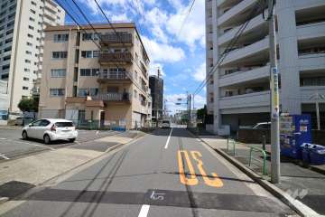敷地西側の前面道路。大通りに接しています。