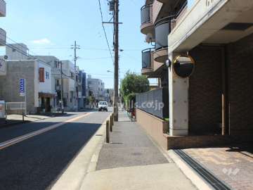 敷地南側の前面道路。.バス通りに面しています.。