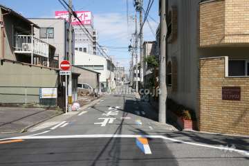 敷地西側の前面道路