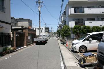 敷地西側の前面道路