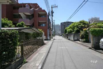 敷地西側の前面道路