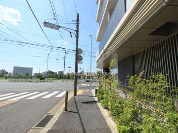 敷地南側の前面道路。大きな交差点に面しています。