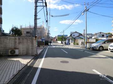 敷地南側の前面道路(東側から)