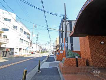 敷地北側の前面道路。バス通りに面しています。