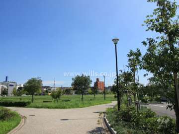 ライオンズマンション花見通の遠景。近くに大きな公園があります。