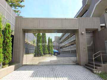 駐車場の出入口(リングシャッター付き)