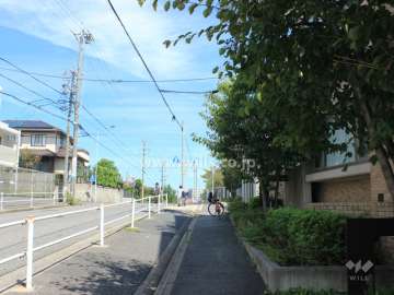 敷地西側の前面道路。緩やかな坂に面しています。