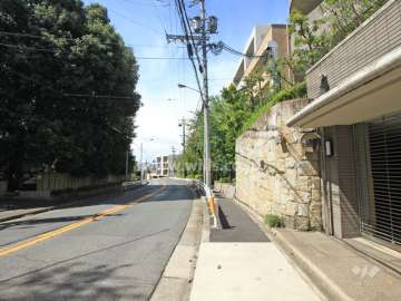 敷地南側の前面道路