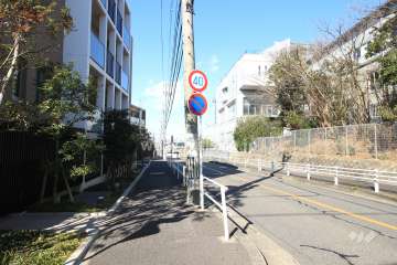 敷地東側の前面道路
