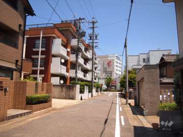 敷地南側の前面道路（西から）