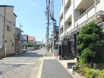 敷地南側の前面道路