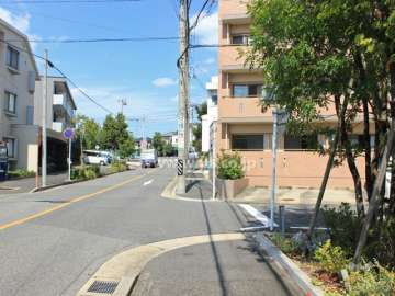 敷地西側の前面道路