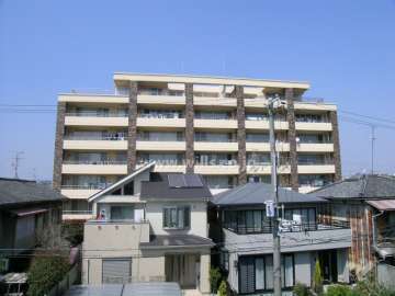 ネバーランド豊中岡町の外観（南側から）　周辺は一戸建てが中心に立ち並ぶ住宅地。