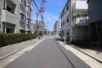 敷地の東側前面道路(南側から)