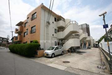ライオンズマンション石川橋の外観と敷地内駐車場(屋外平面式)