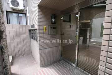 エントランスはオートロック付きです。