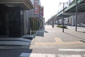 敷地西側の前面道路