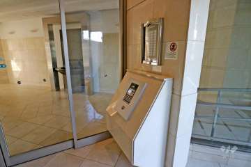 エントランスはオートロック付きです。