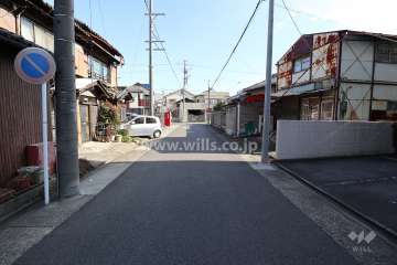 敷地北側の前面道路（西側から）