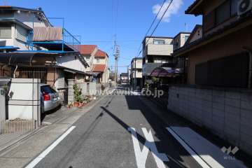 敷地東側の前面道路（南側から）