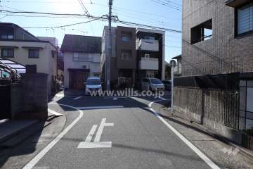 敷地東側の前面道路（北側から）