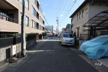 敷地南側の前面道路（西側から）
