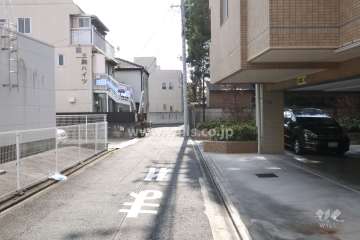 敷地東側の前面道路