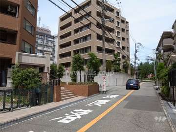 敷地南側の前面道路。周辺はマンションが多く立ち並ぶ住宅地です。