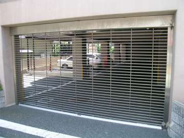 リングシャッター付きの敷地内駐車場