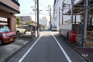 敷地北側の前面道路（西側から）