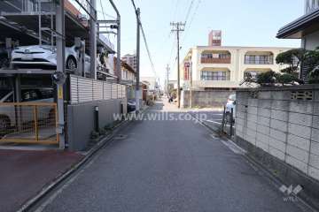 敷地北側の前面道路（東側から）