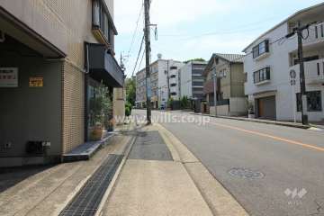 敷地西側の前面道路