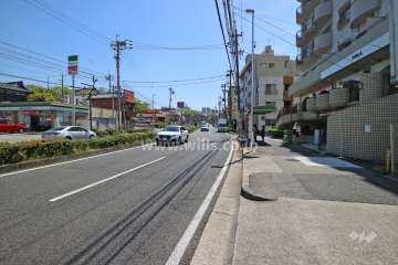 敷地の北東側前面道路(北西側から)