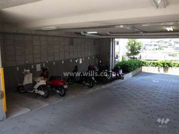 駐車場入り口にあるバイク置き場